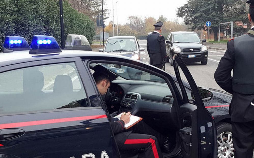 Grazie ai controlli dei Carabinieri di Tortona due malviventi sono stati sorpresi: uno mentre rubava, l’altro con un coltello