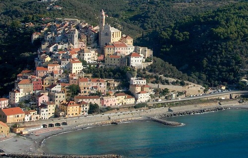 Il turismo a Cervo non va bene: aumentano le persone (+4,1%) ma diminuiscono le presenze (-1,97%). Siamo gli unici a divulgare questi dati