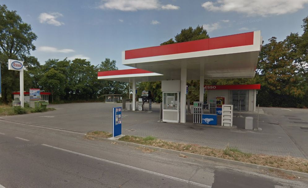 Tragedia sfiorata a Tortona per un camion in fiamme (andato distrutto) che si ferma presso questo distributore  di benzina