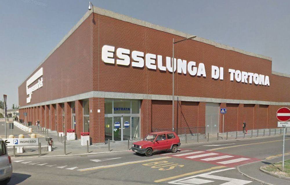 Un marocchino tenta di rubare all’Esselunga di Tortona ma viene individuato dai Carabinieri