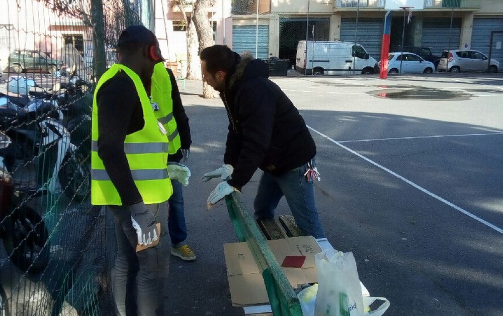 Migranti puliscono il campetto di via Gibelli a Imperia