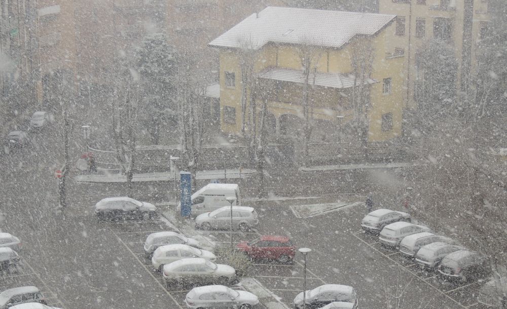 Le immagini del Burian a Tortona: 10 minuti di bufera di neve, poi solo vento freddo. Per fortuna