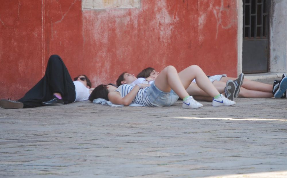 A Diano Marina trovati 6 piemontesi minorenni abbandonati dai genitori. I vigili intensificano i controlli/La storia