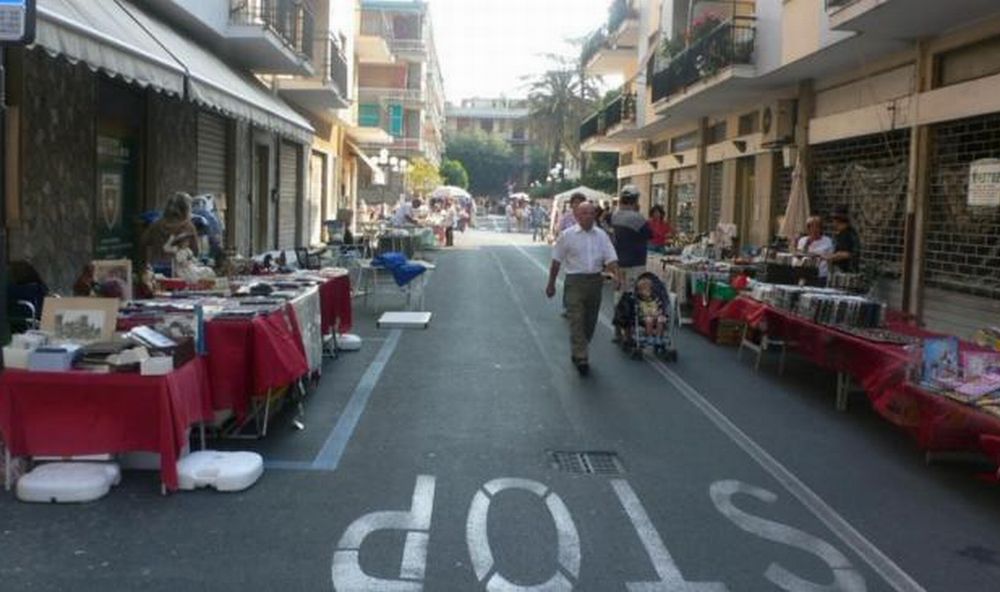 A Diano Marina domenica ritorna “Diano Colleziona” mostra mercato di antiquariato