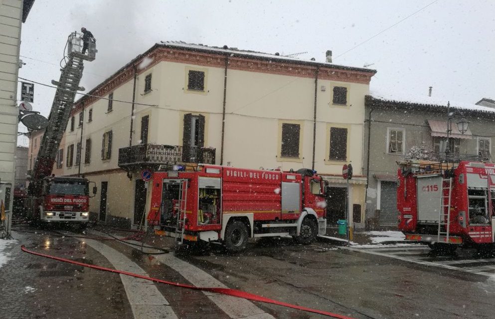 A Boscomarengo grave incendio in una palazzina, evacuate diverse famiglie, cinque ore l’intervento dei pompieri e stable inagibile
