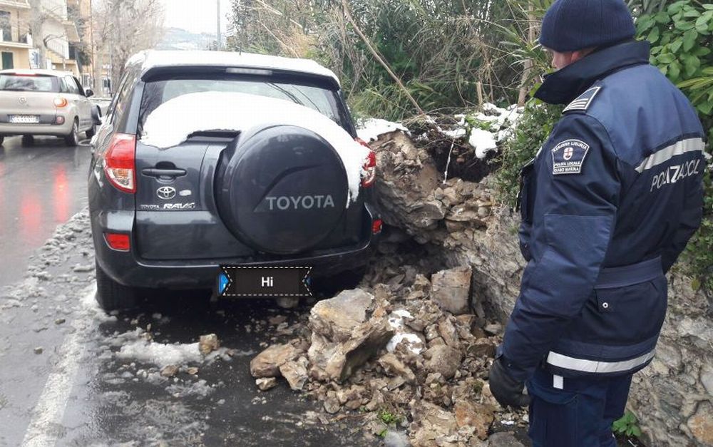 A Diano Marina crolla il muro di contenimento in centro città, danneggiate due auto. Parcheggio interdetto chissà fino a quando