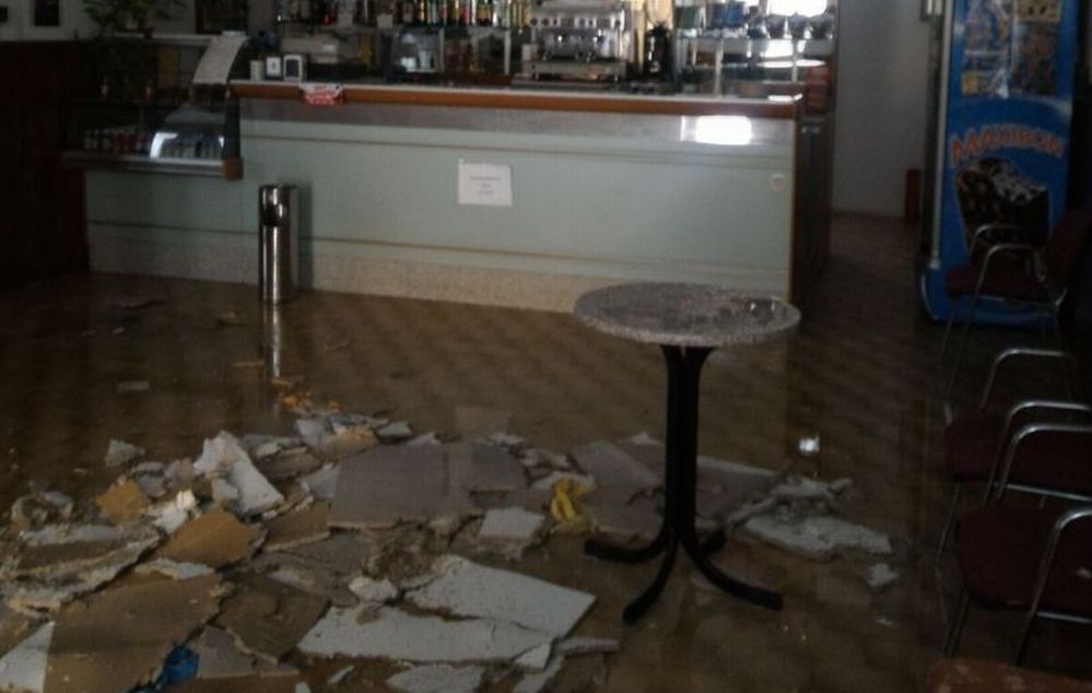 Tortona, il gelo rompe una tubatura dell’acqua, allagato il Centro Anziani (che viene chiuso) e le sedi delle associazioni. Le immagini