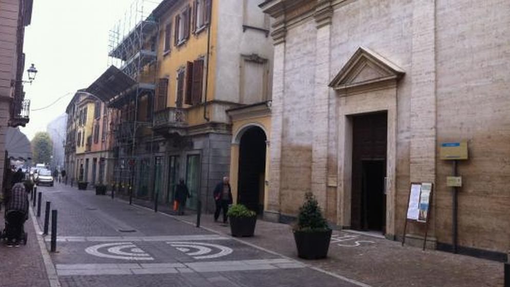 Mentre passeggia in via Emilia a Tortona, si accascia al suolo e muore davanti alla chiesa di San Matteo, inutili i soccorsi