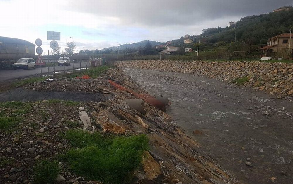 A Diano San Pietro due grossi tubi pericolosi al posto del “pontino”. Il Sindaco “Ho chiesto di intervenire ma non mi ascoltano”