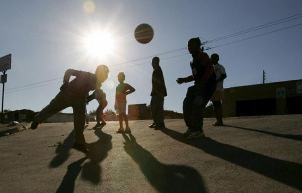 Novi Ligure, ragazzi fermati dai Vigili mentre giocano a pallone in piazza e scoppia la baruffa con un giovane denunciato