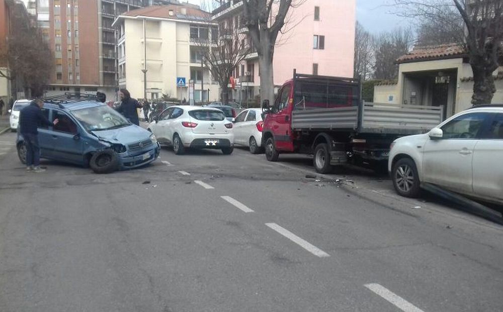 Le immagini di un incredibile schianto a Tortona con gravi danni alle auto