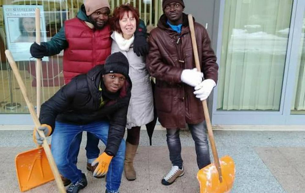 Spalatori o modelli per i selfie? A Tortona monta la polemica sui 10 stranieri che su 200 migranti si sono offerti per la neve