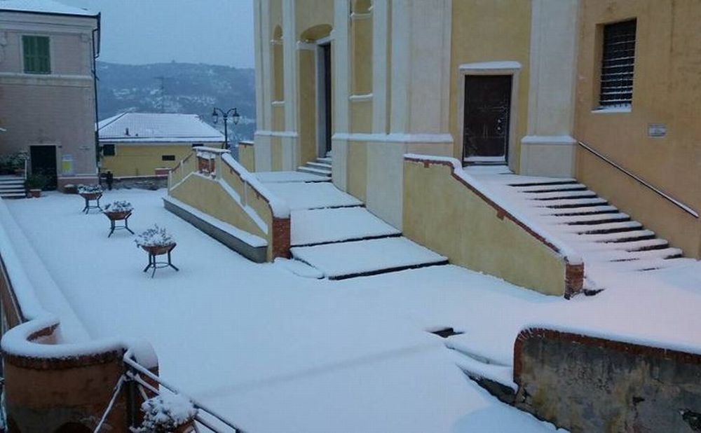 Neve a Diano Castello e strade impraticabili: per un malato in dialisi interviene la Protezione Civile