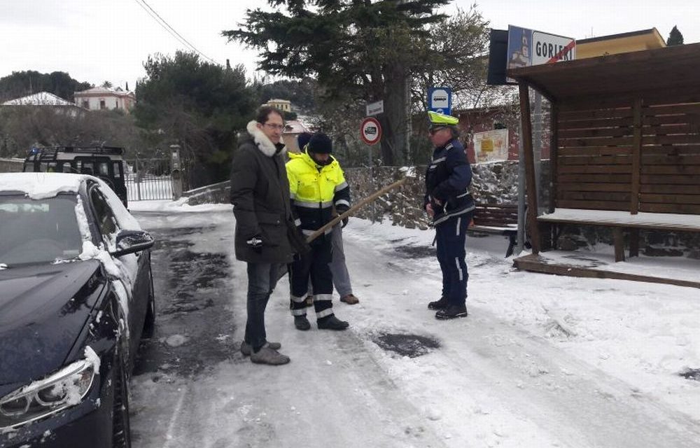 Dalle sei di stamattina la Polizia Locale di Diano Marina controlla nevicata e possibili disagi. Za Garibaldi è sul posto. La situazione