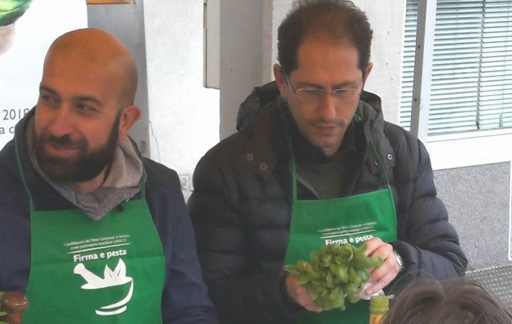 A Diano Marina anche il vice Sindaco fa il pesto in piazza e partecipa a “Firma e pesta” con Coldiretti