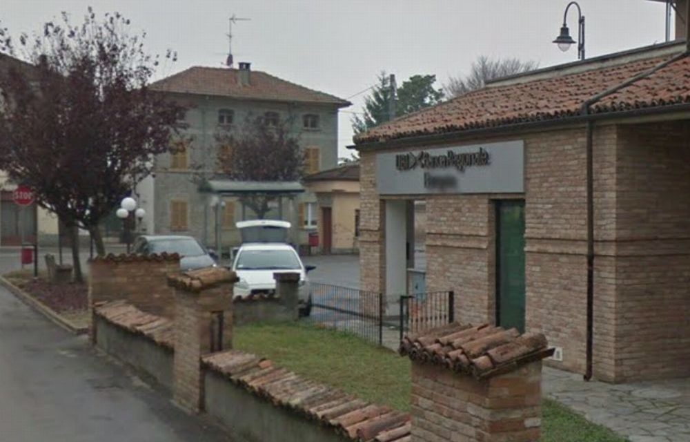 Col trattore come ariete cercano di rubare nella Banca ad Isola Sant’Antonio, ma non ci riescono e lo abbandonano nella piazza