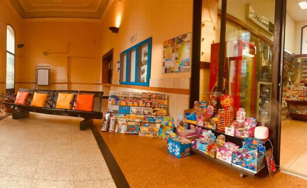 L’edicola della Vecchia Stazione di Diano Marina spegne 50 candeline per la sua attività, AUGURI