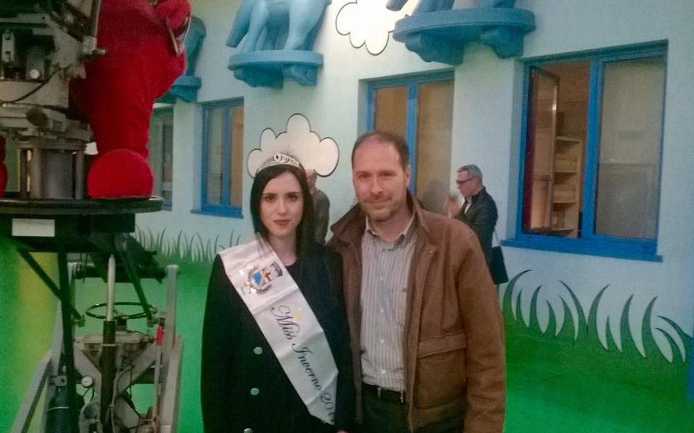 Il presentatore dianese Luca Valentini con Miss Inverno a “Striscia la notizia”