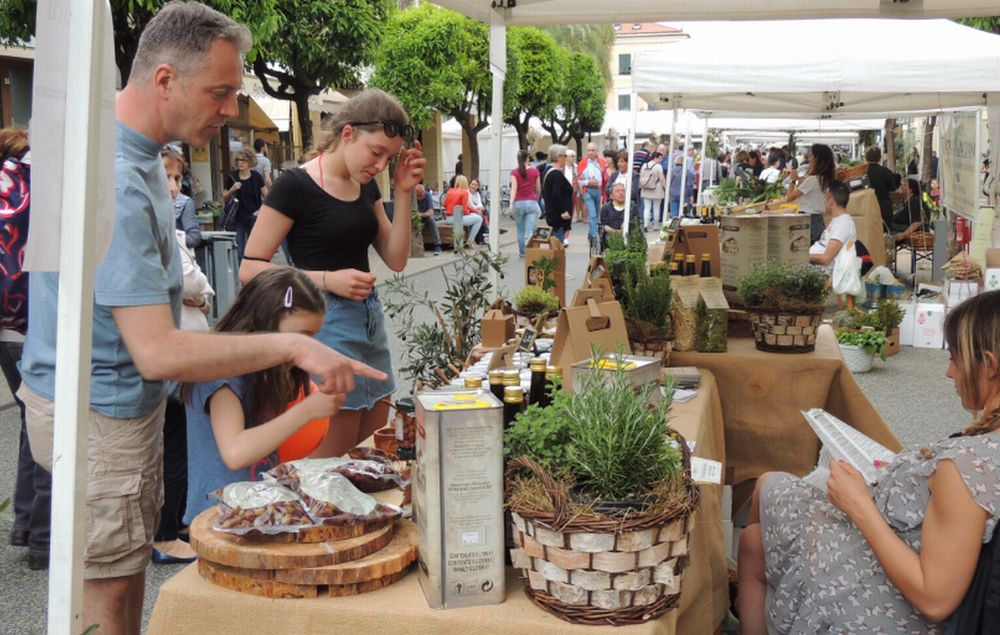 Un folla di gente ha preso d’assalto Diano Marina per “Aromatica”. Le immagini