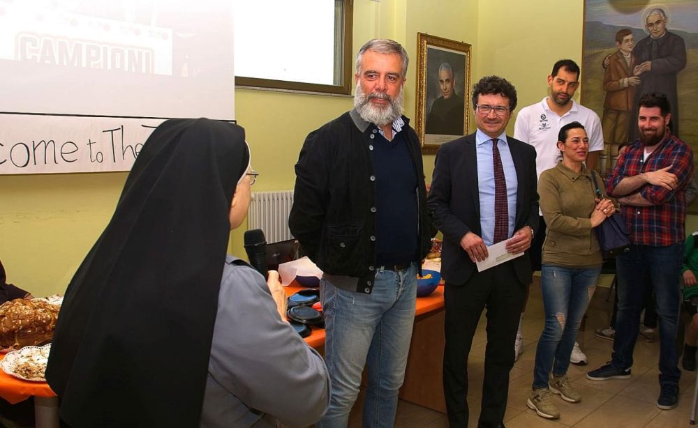 I giocatori del Derthona basket fanno beneficenza a favore del Cottolengo di Tortona