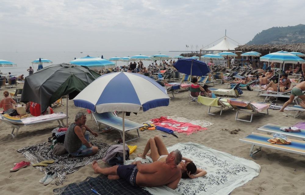 La voce fuori dal coro: divieto di fumare in spiaggia a Diano Marina? Magari. Purtroppo si può