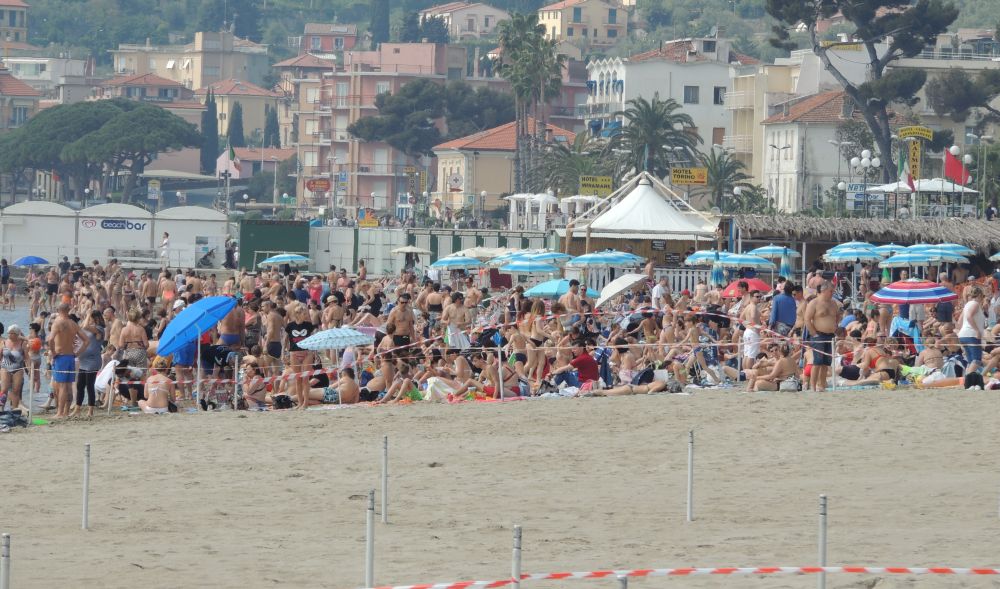 Un mare di gente a Diano Marina domenica: turisti, proprietari di seconde case, abitanti dall’entroterra… Neanche fosse Agosto!
