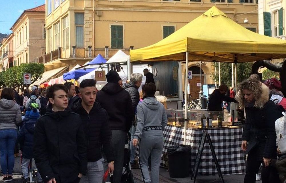 Diano Marina, tanta gente a “Grappoli di gusto” e domenica si replica. Le immagini