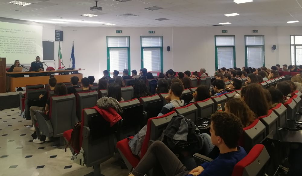 Imperia, La Polizia di Stato incontra gli alunni: a scuola contro la violenza di genere