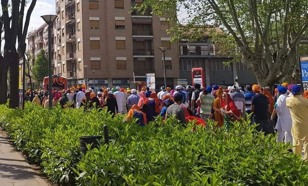 Invasione e corteo pubblico di indiani a Tortona: proteste sui social, ma tutto era a norma
