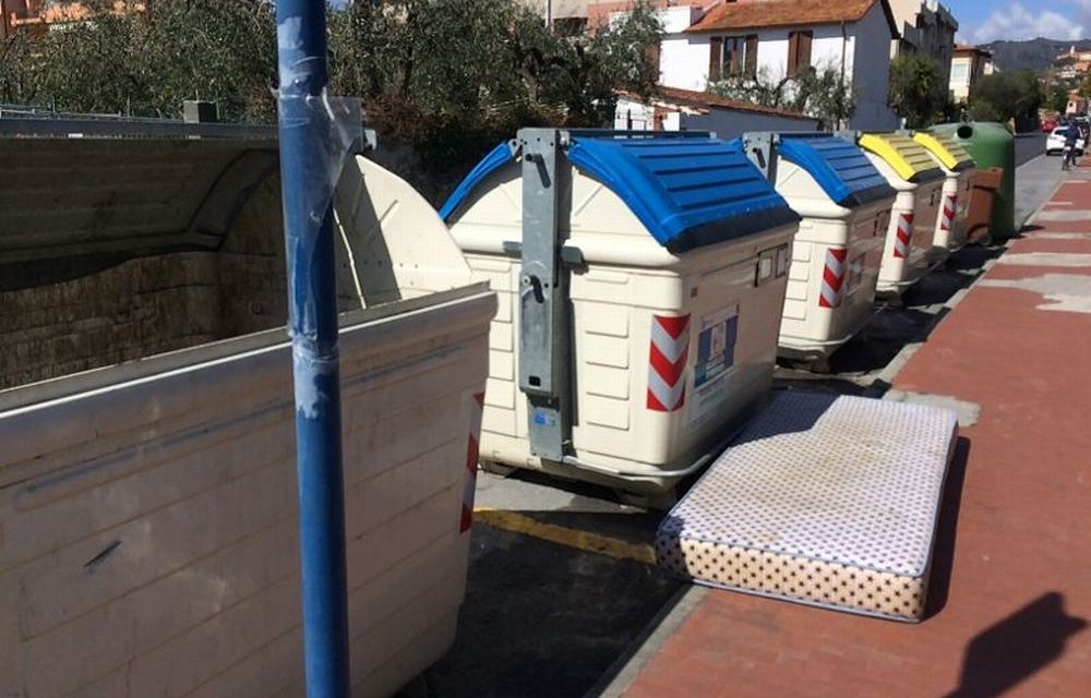 Diano Castello: qualcuno ha abbandonato un materasso in strada quando c’è il servizio di raccolta gratuito
