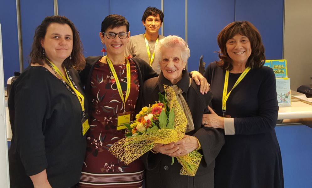 A Gavi nonna centenaria si presenta a ritirare la pensione e viene festeggiata