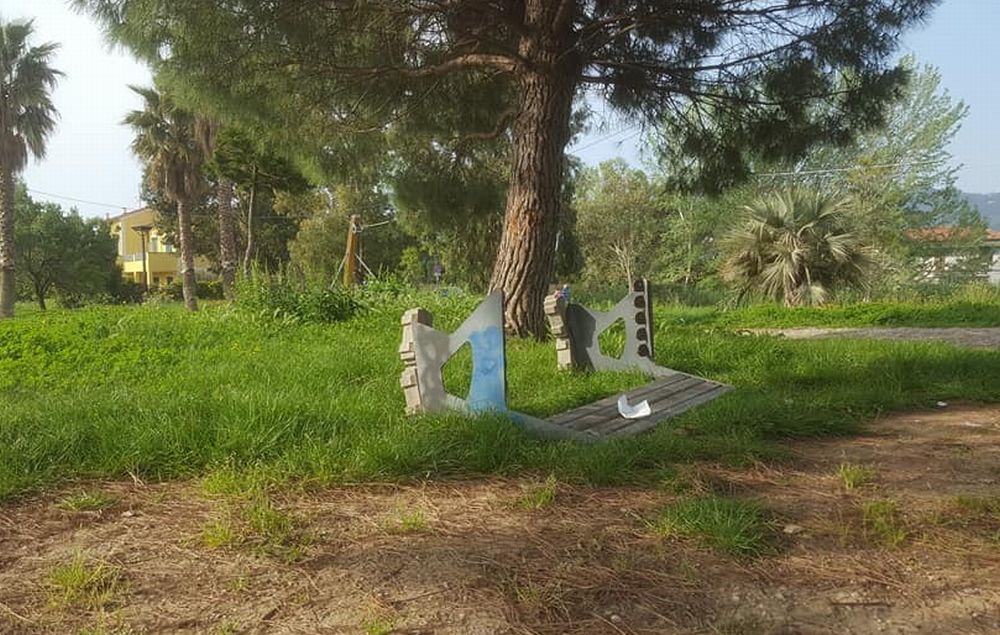 Vandali al parco di via Giaiette a Diano Marina, abbandonato e nell’incuria