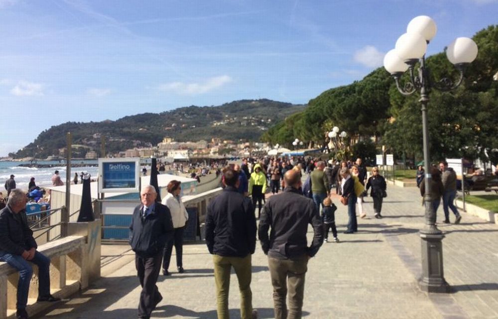 Pasqua e Pasquetta piena di gente a Diano Marina. Le immagini