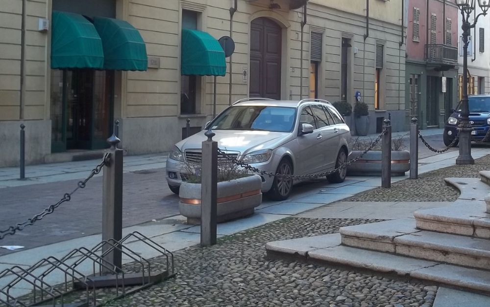 La Voce fuori dal coro: Posteggi quasi impossibili ad Alessandria pur di accendere un cero alla Madonna