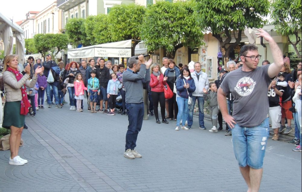 Incredibile evento fuori programma a Diano Marina: Gianni Rossi fa ballare in strada centinaia di persone. Le immagini