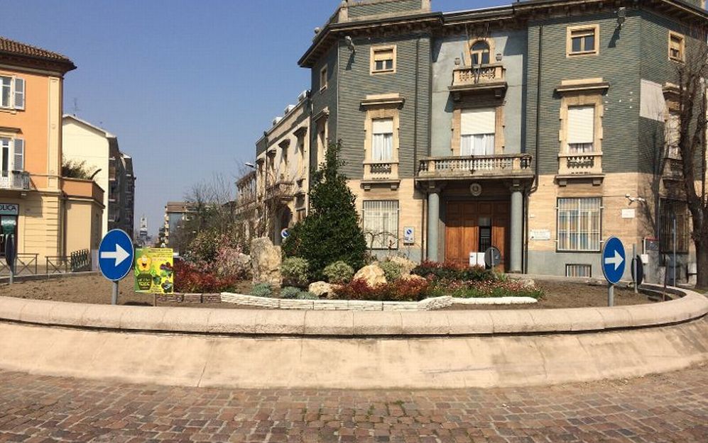 Abbellita la rotonda dei carabinieri di Tortona