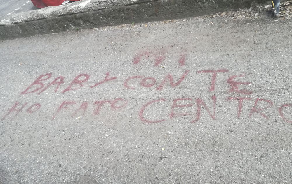 A Tortona stranieri armati di bombolette spray imbrattano l’asfalto all’area ex Fassini