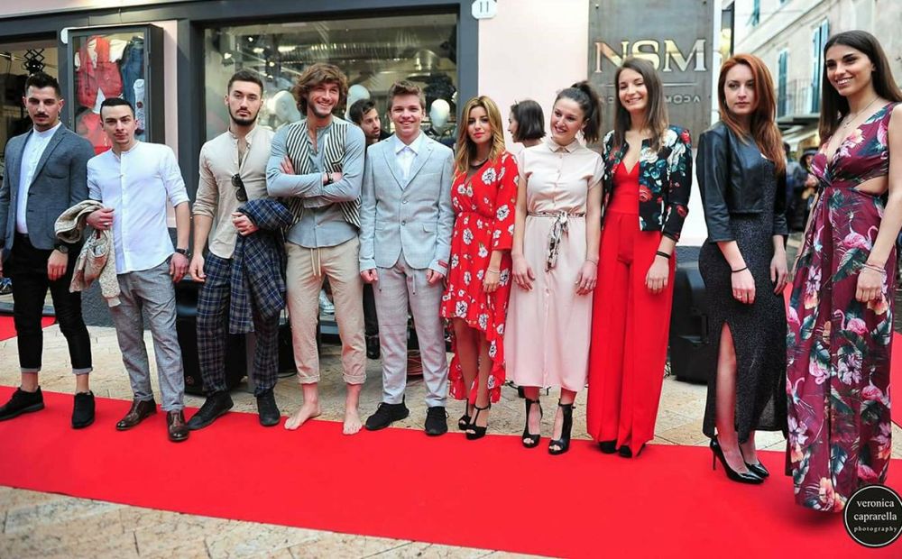 A Diano Marina una sfilata di moda in piazza. E fra i modelli sfila Matteo Mistri, il fratello di Michael