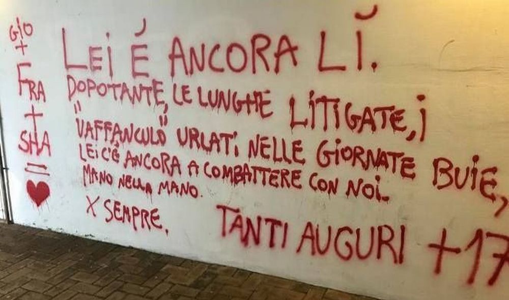 Giovane tortonese cornuta grida al Mondo la sua disperazione imbrattando il sottopasso della stazione