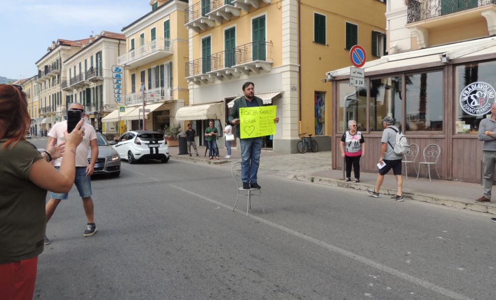 L’amore dell’assessore Carpano per Diano Marina: prima si arrampica, poi rischia di essere investito. Le curiose immagini e il siparietto con Za Garibaldi