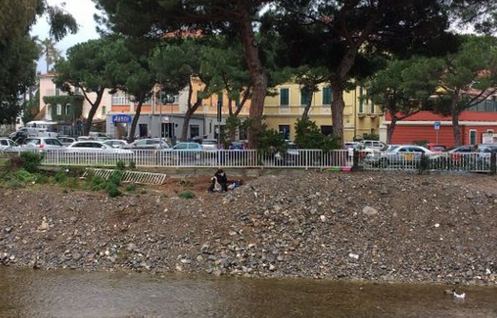 Diano Marina come Londra di Mary Poppins: la vecchietta che fa mangiare le oche “è sempre laggiù”. Col sole e con la pioggia