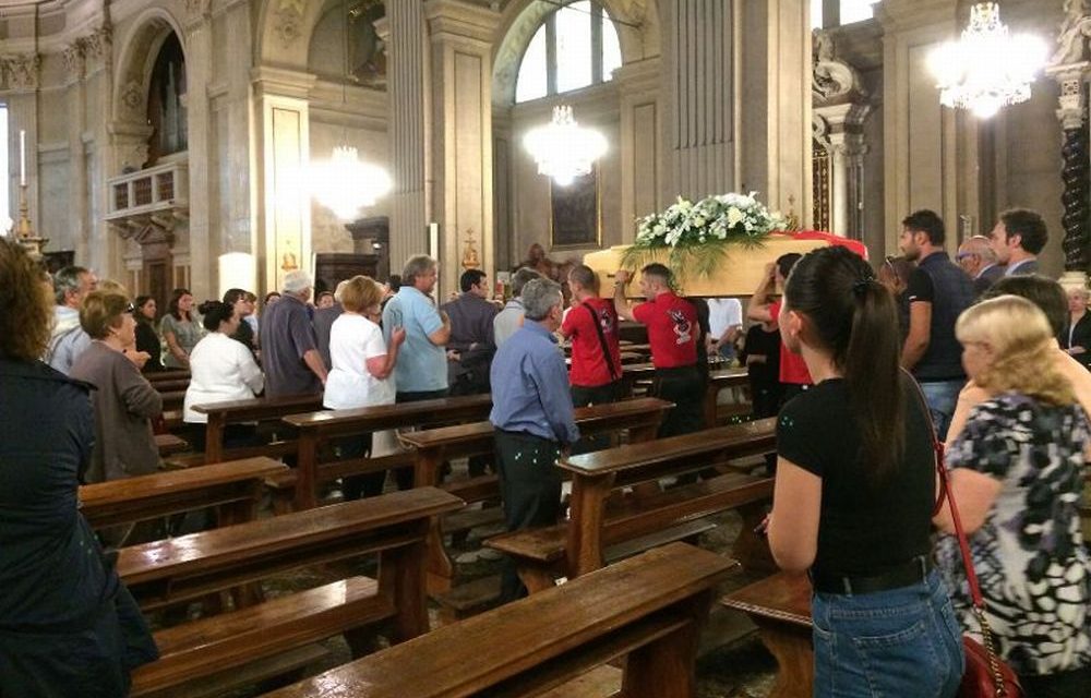 A Tortona lo straziante ultimo saluto di oltre mille persone a Lorenzo D’Angelo e le immagini di un dolore che mai avremmo voluto raccontare