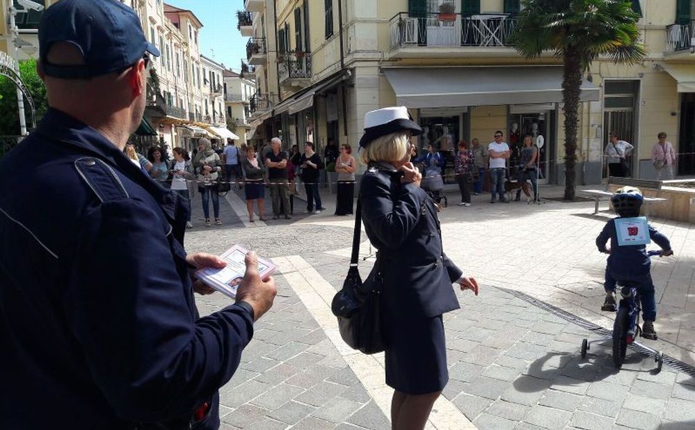 I bambini di Diano Marina a scuola di educazione stradale grazie ai Vigili Urbani. Le immagini e le fasi del progetto