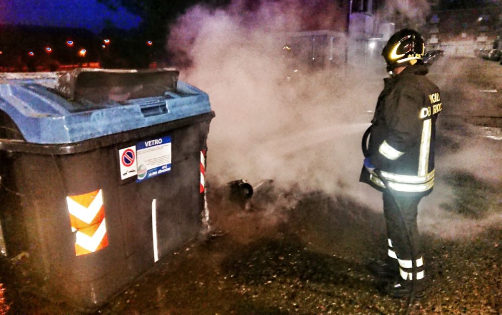 Tornano in azione i vandali a Tortona e danno fuoco ad un cassonetto