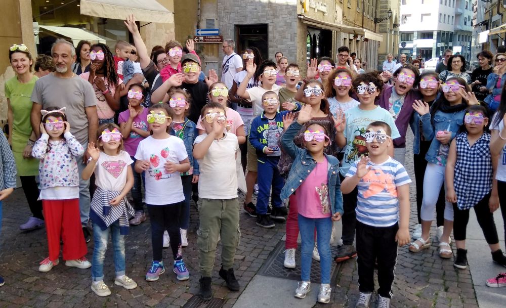 60 bambini di Novi Ligure sono andati alla ricerca di Parodo. Le immagini dell’iniziativa per valorizzare il Commercio