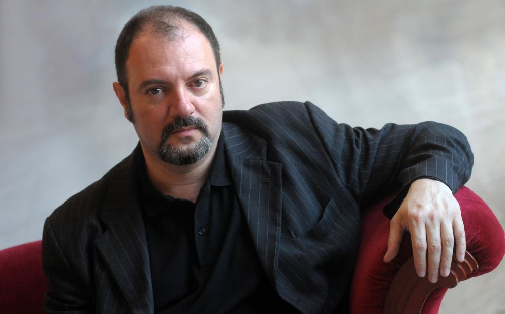 Giovedì torna “Cervo in blu d’inchiostro” con Carlo Lucarelli all’Oratorio di Santa Caterina