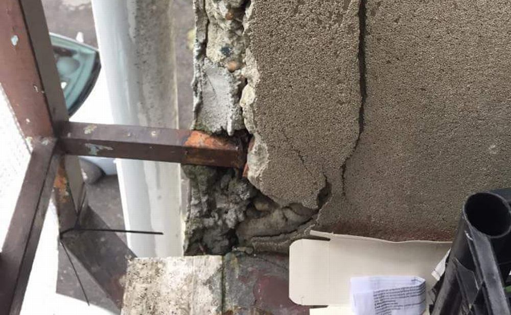 La denuncia di Azione Tortona: “Muri che cadono e cortili ATC allagati da una settimana, nessuno interviene”