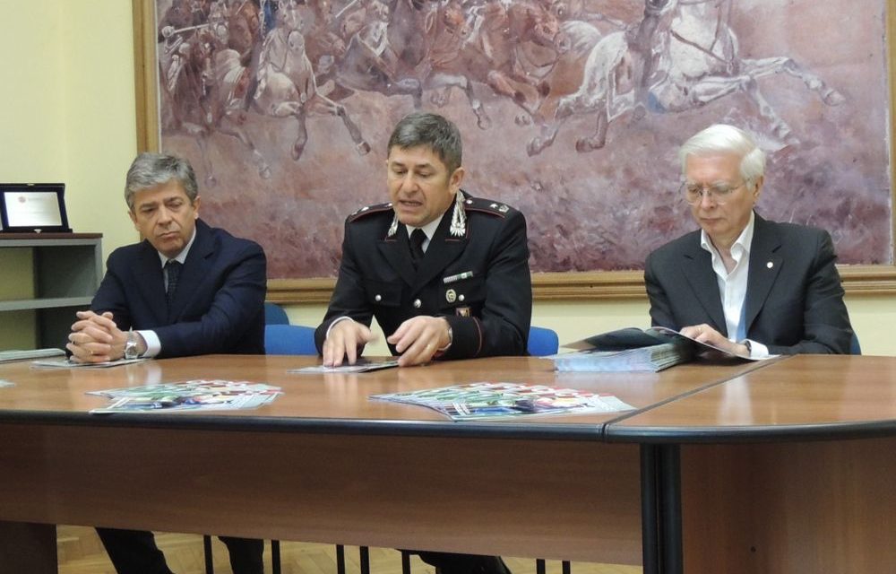 Contro le truffe agli anziani i carabinieri di Tortona distribuiscono gratis una rivista che spiega quali sono e come difendersi