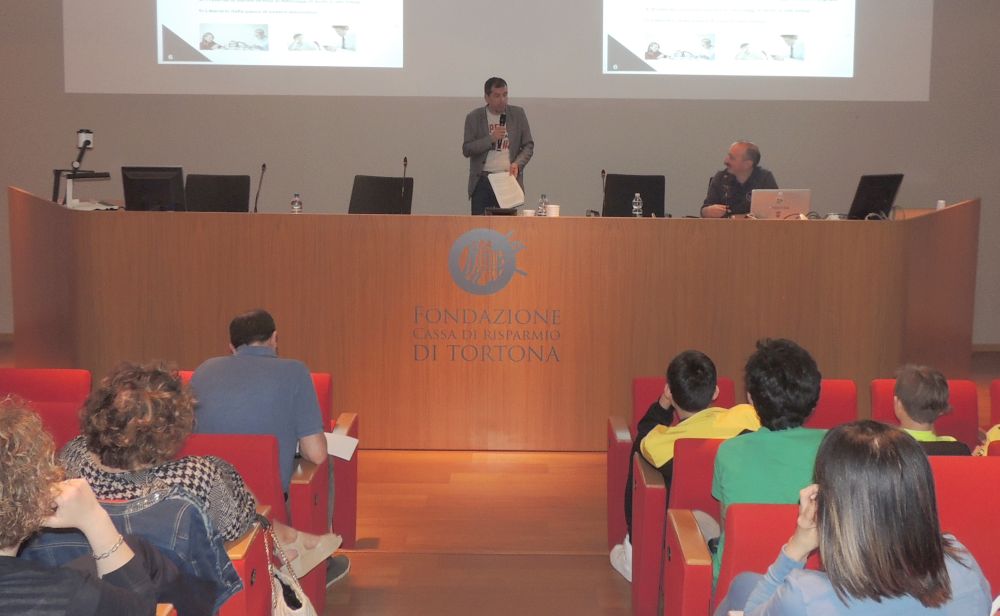 Al convegno della Leoni Pallamano Tortona si è compreso quanto sia difficile insegnare ai giovano come usare correttamente il cellulare e internet. Le immagini