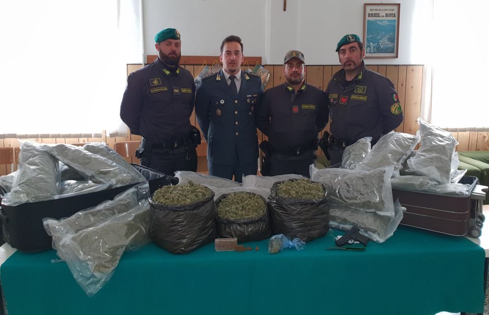 “Viaggiavano con oltre 20 kg di marijuana e più di un etto di hashish, bloccati dalla Finanza di Ventimiglia